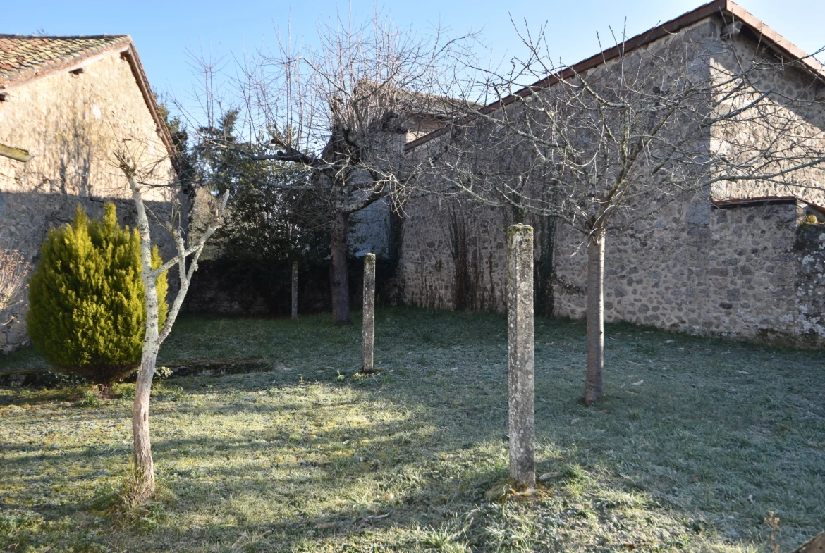 Grande maison familiale sur 2 étages au cœur d'un village - Busserolles 