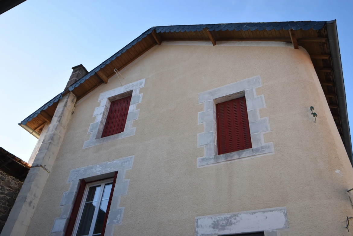 Grande maison familiale sur 2 étages au cœur d'un village - Busserolles 