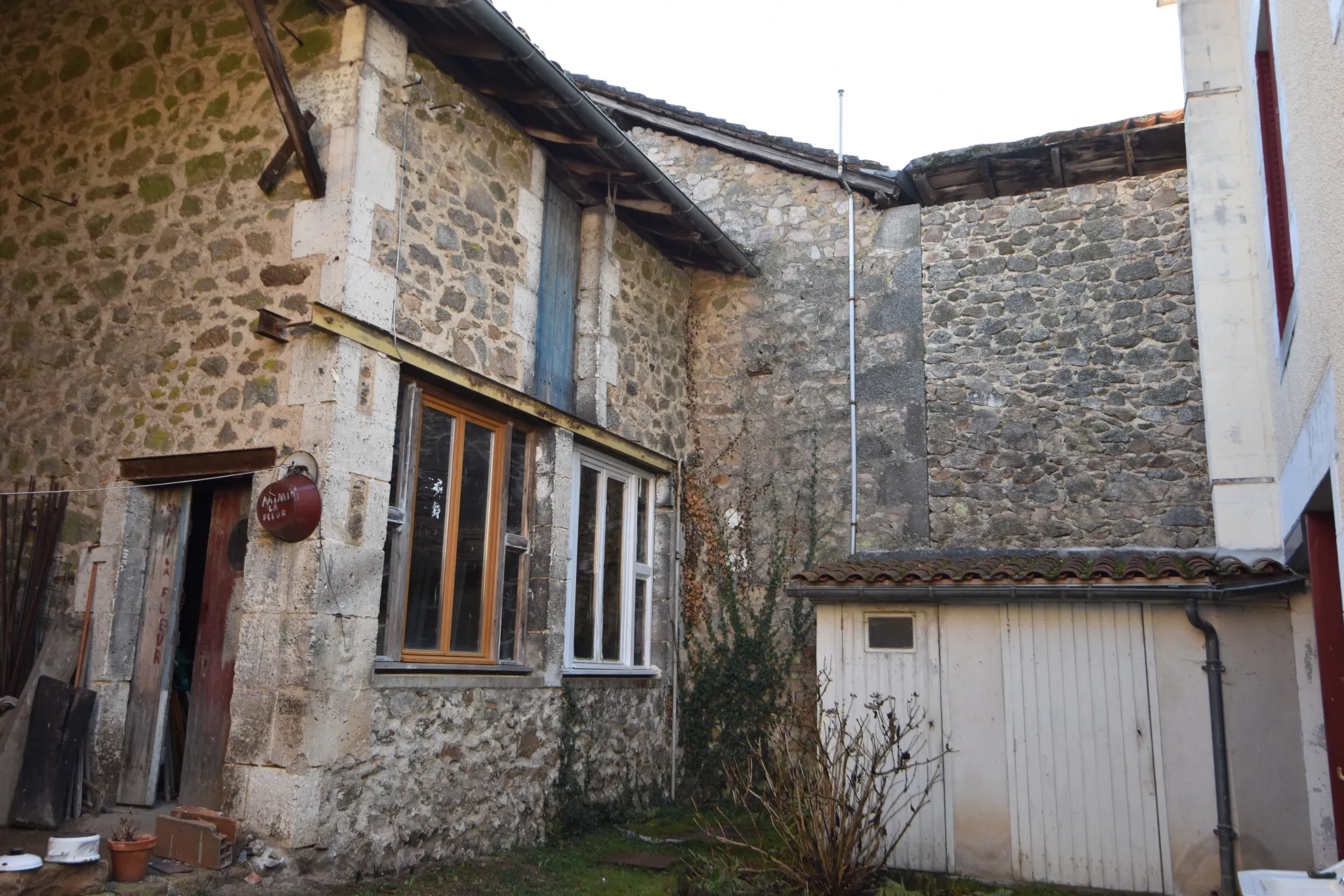 Grande maison familiale sur 2 étages au cœur d'un village - Busserolles 