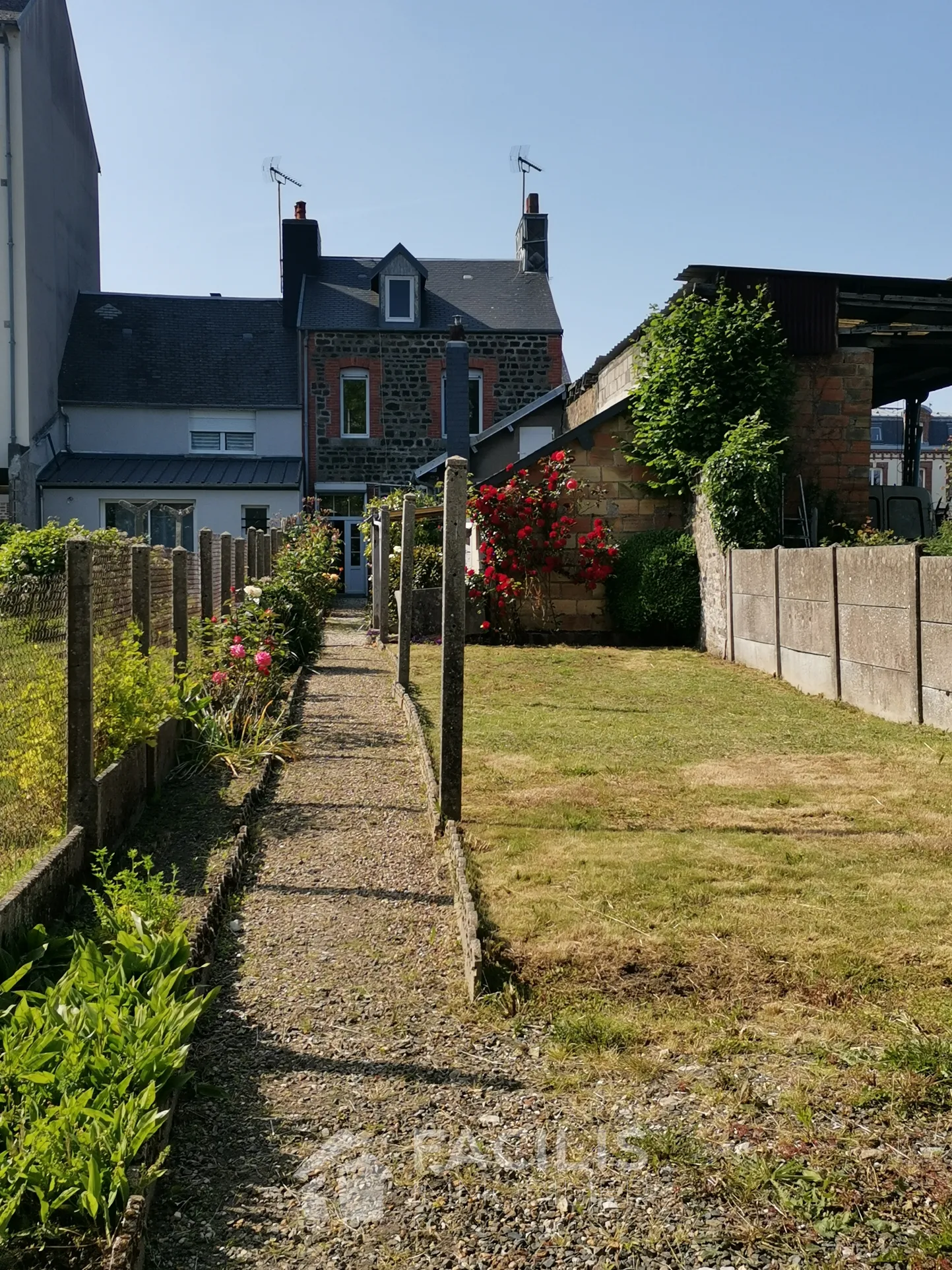 Maison centre-ville de Flers avec jardin arboré exposé sud 