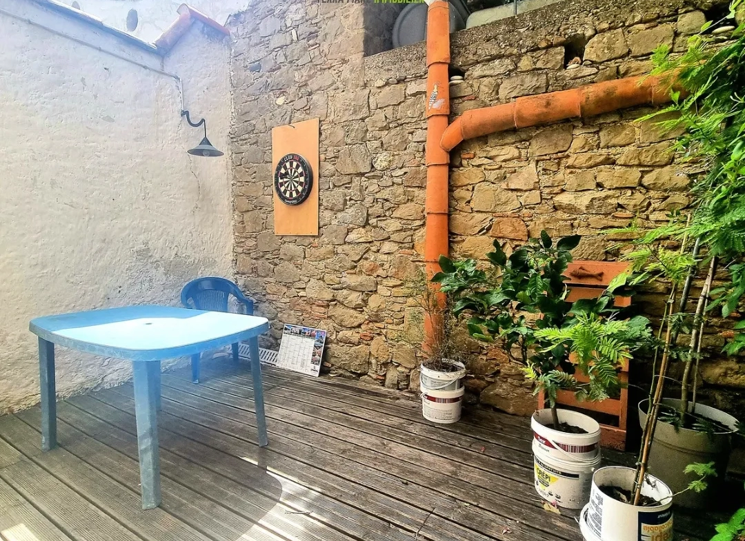 Maison familiale rénovée avec terrasse et abri voiture à Azille 