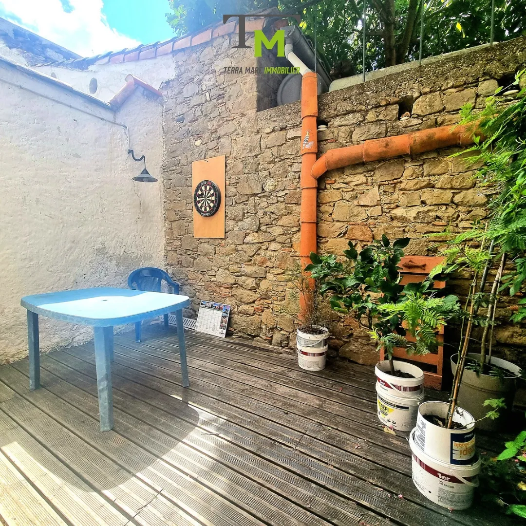 Maison familiale rénovée avec terrasse et abri voiture à Azille 