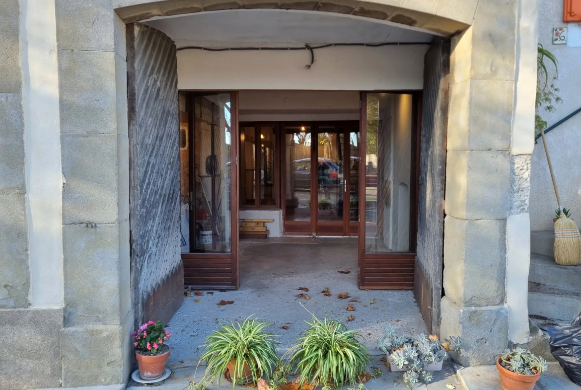 Maison familiale rénovée avec terrasse et abri voiture à Azille 