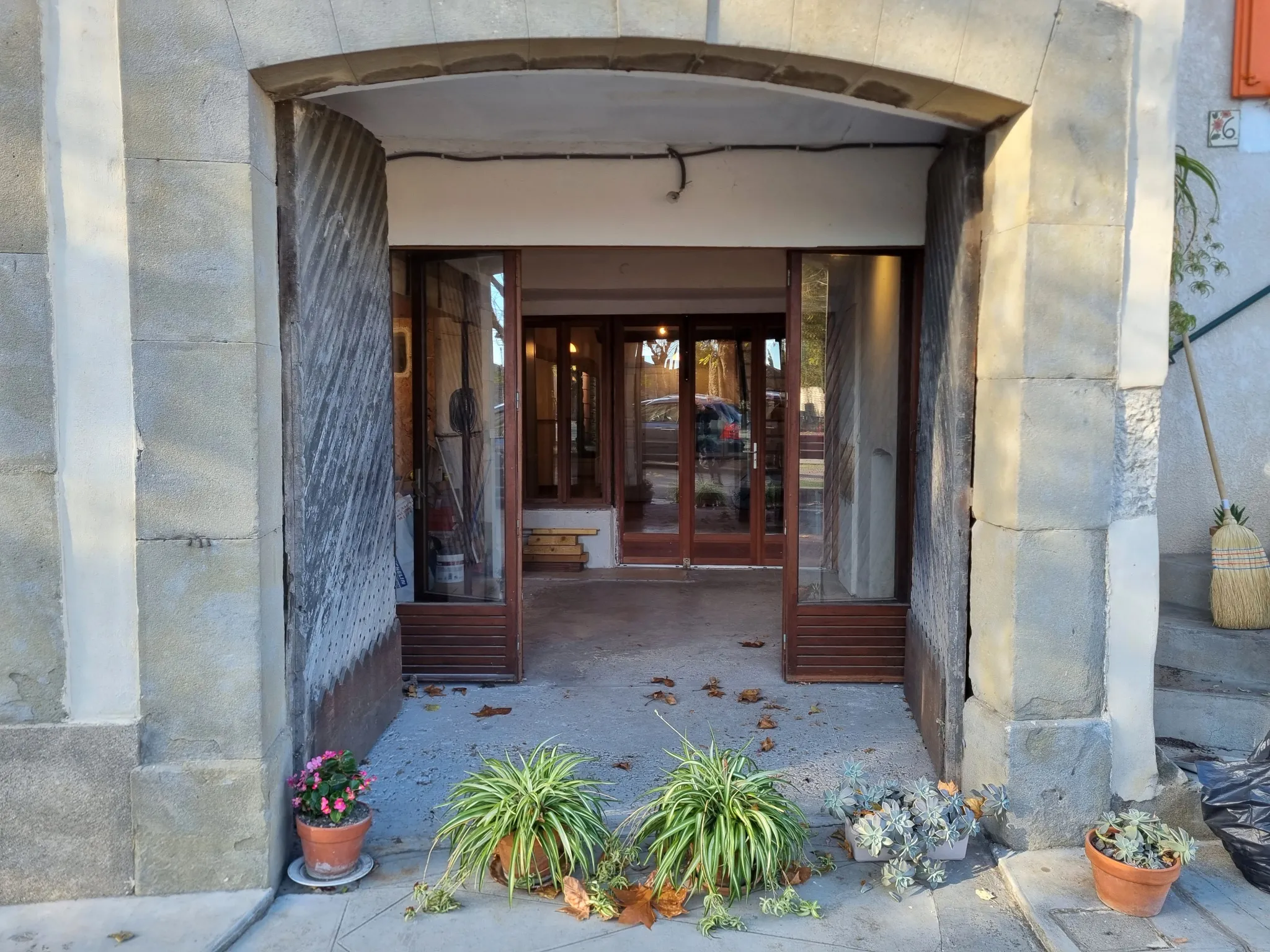 Maison familiale rénovée avec terrasse et abri voiture à Azille 