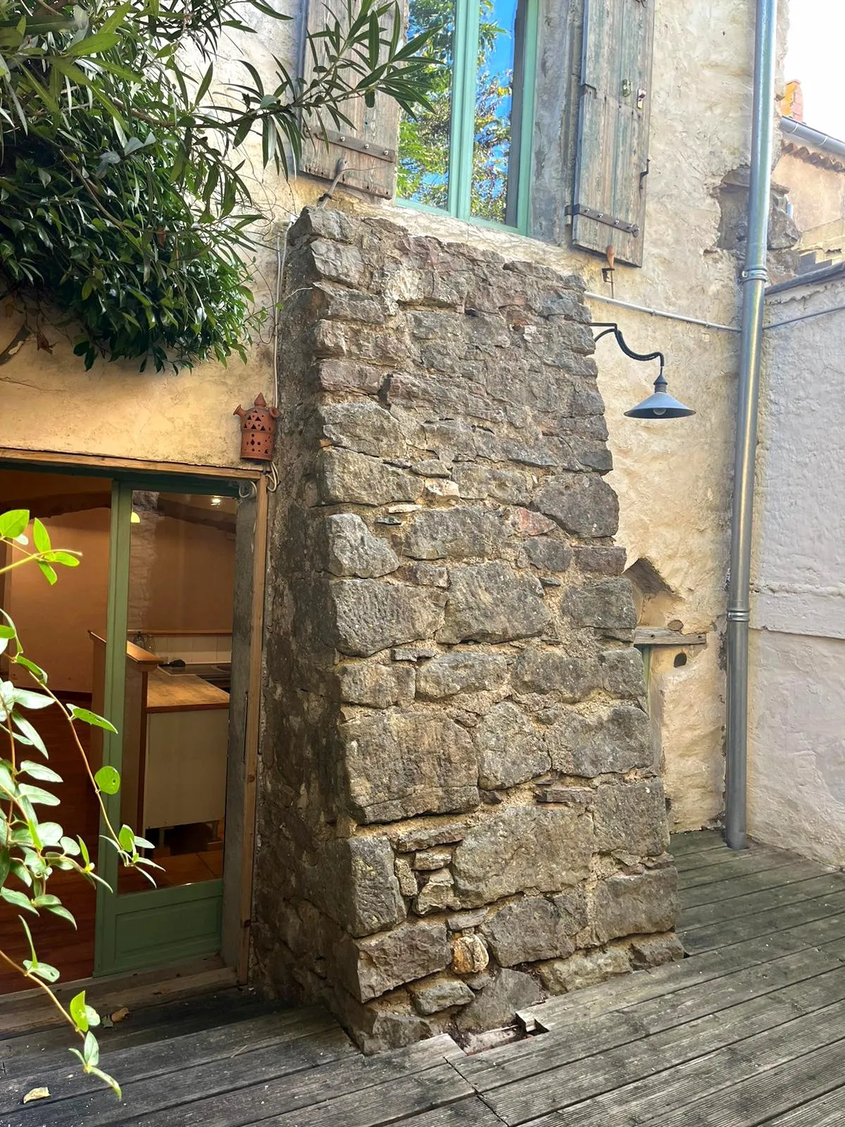 Maison familiale rénovée avec terrasse et abri voiture à Azille 