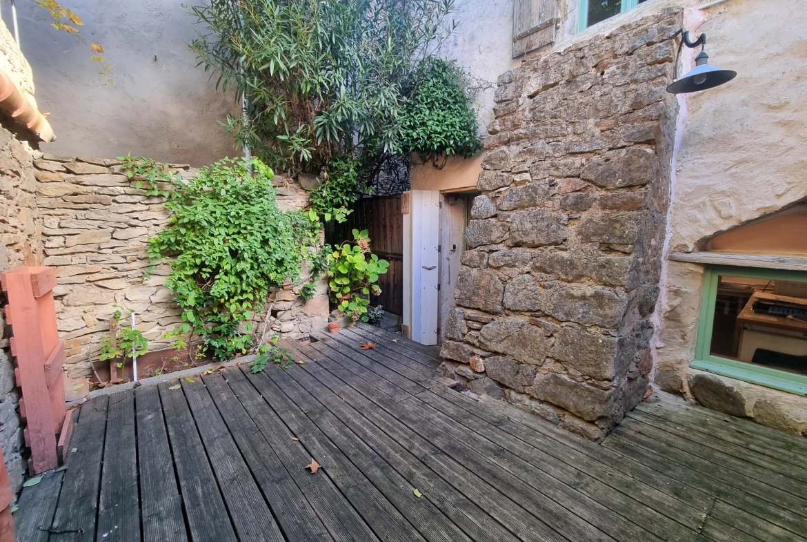 Maison familiale rénovée avec terrasse et abri voiture à Azille 