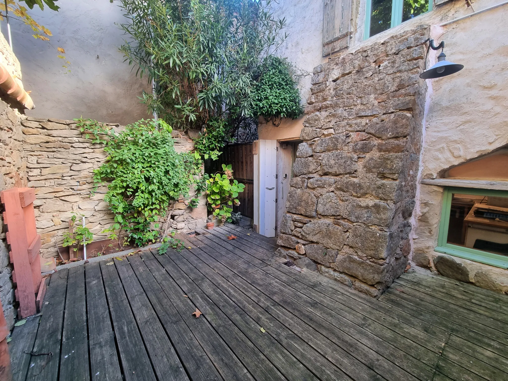 Maison familiale rénovée avec terrasse et abri voiture à Azille 