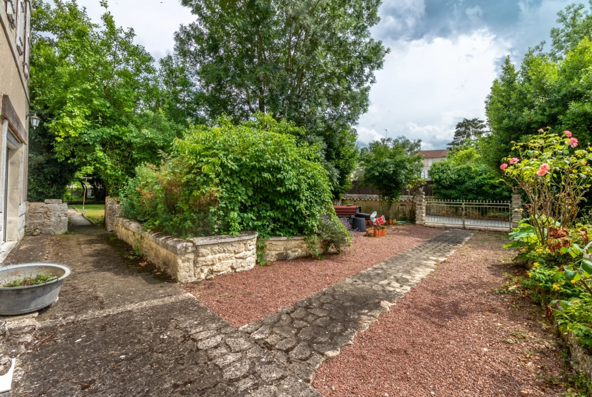 Maison à Saint-Savinien avec 3 chambres et jardin 