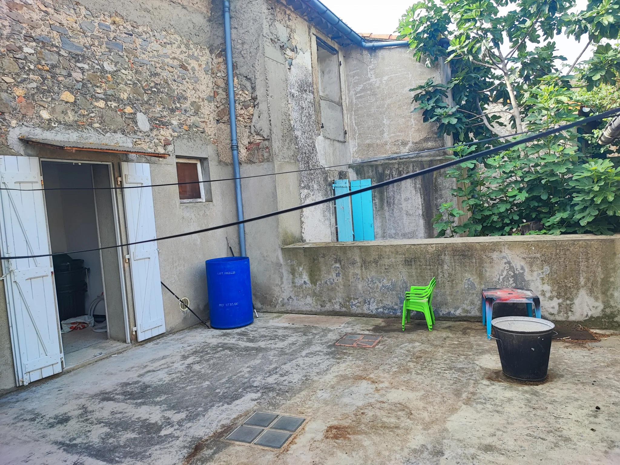 Maison de village à rénover avec terrasse et garage 