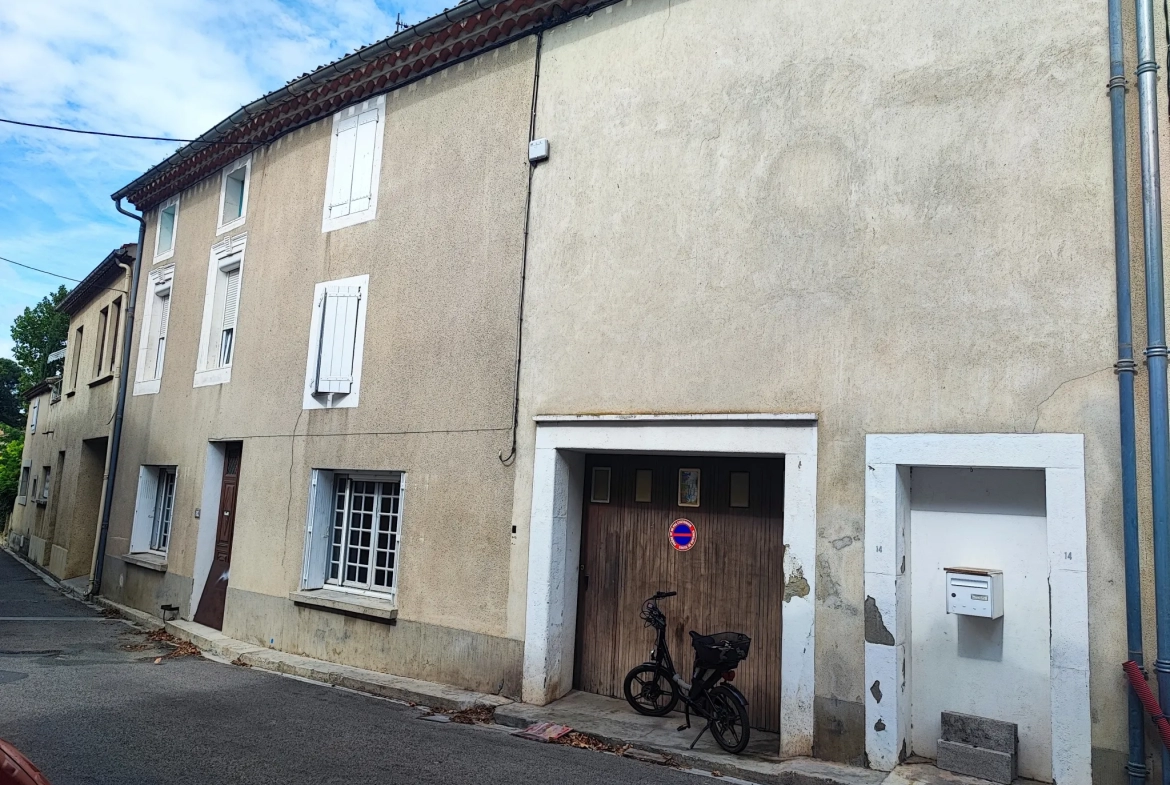 Maison de village à rénover avec terrasse et garage 