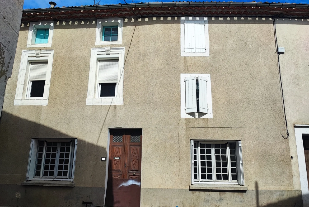 Maison de village à rénover avec terrasse et garage 