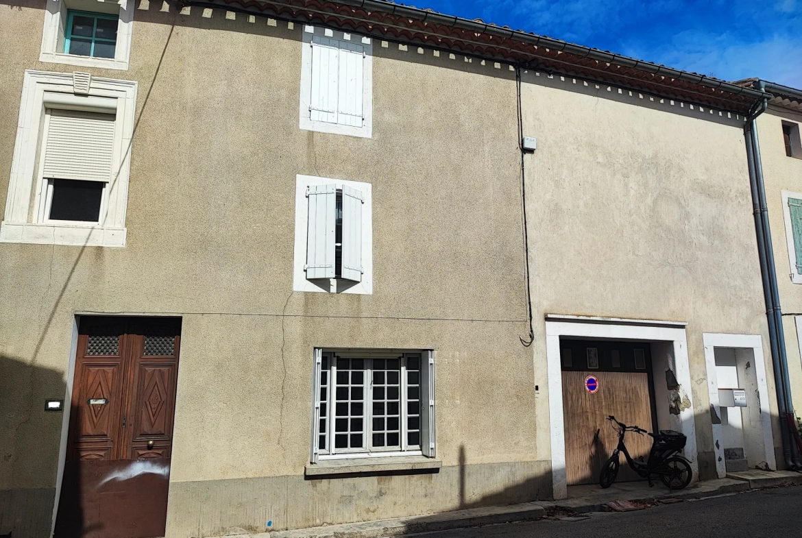 Maison de village à rénover avec terrasse et garage 