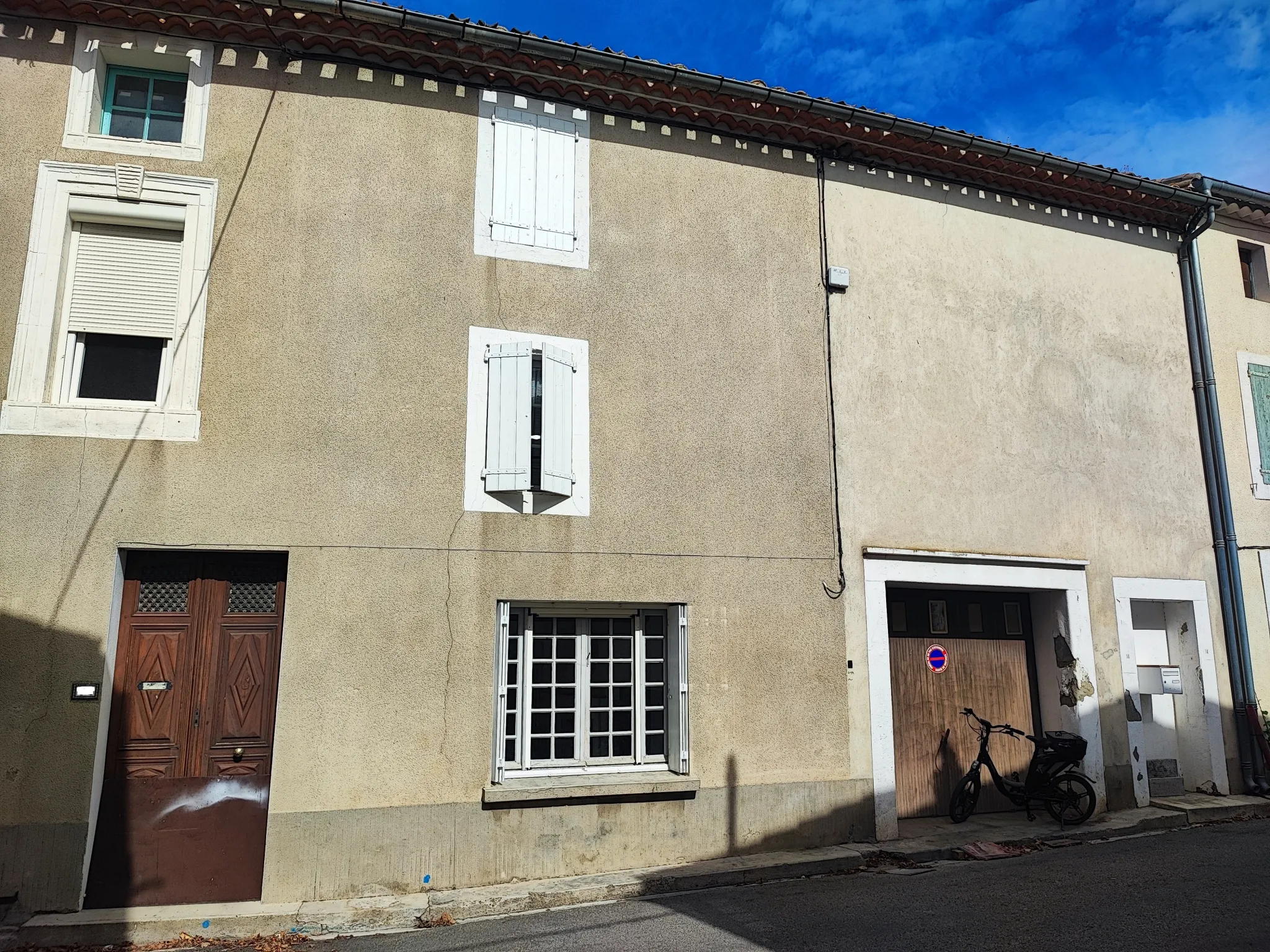 Maison de village à rénover avec terrasse et garage 