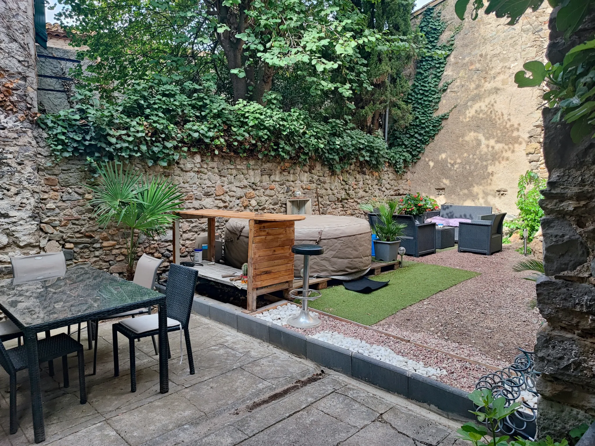 Maison de village à rénover avec terrasse et garage 