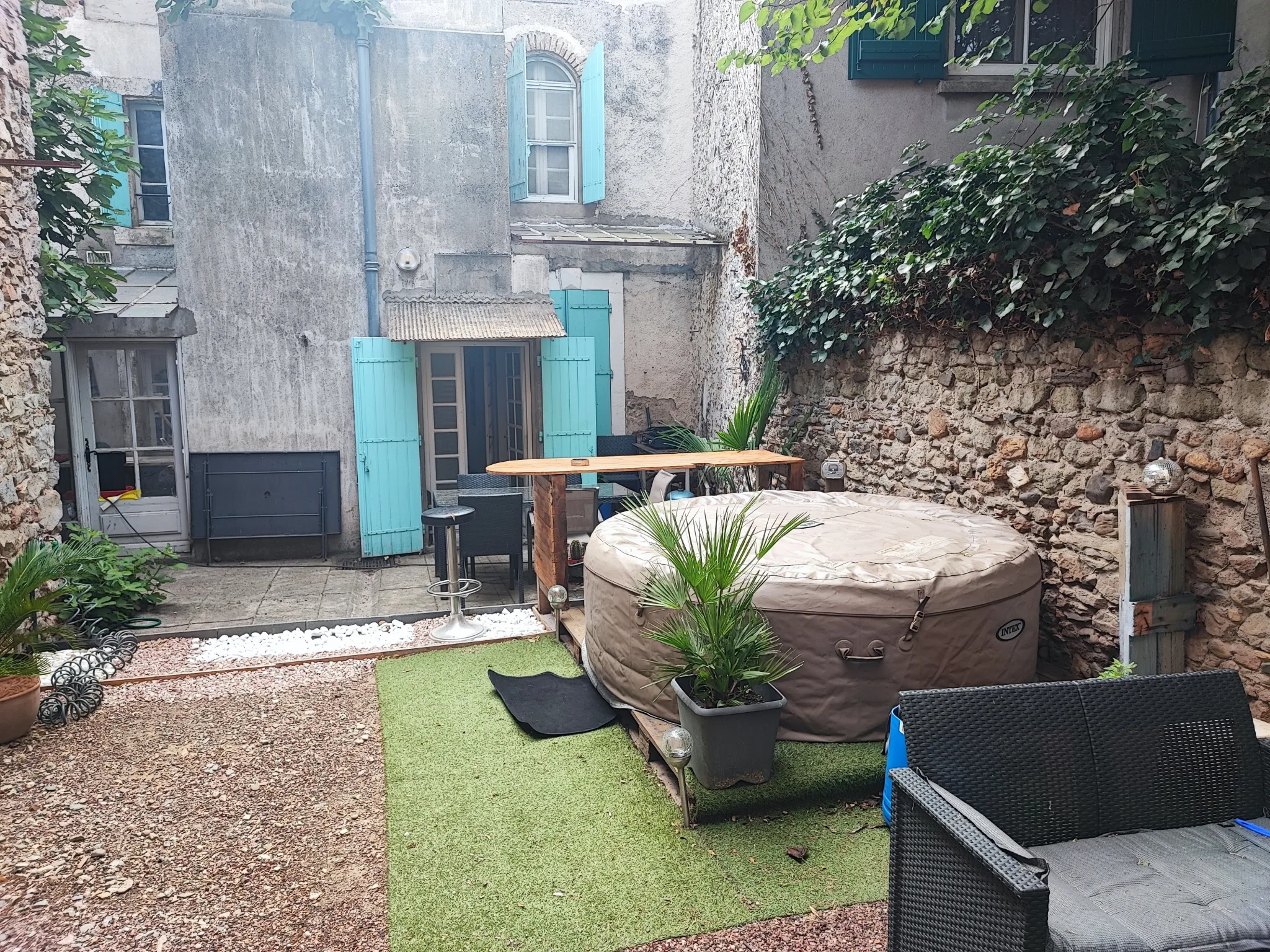 Maison de village à rénover avec terrasse et garage 