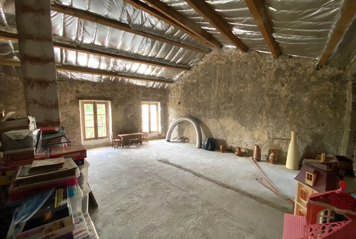 Maison de charme à Mondragon avec 3 chambres, garage, cave voutée, combles aménageables et cour 