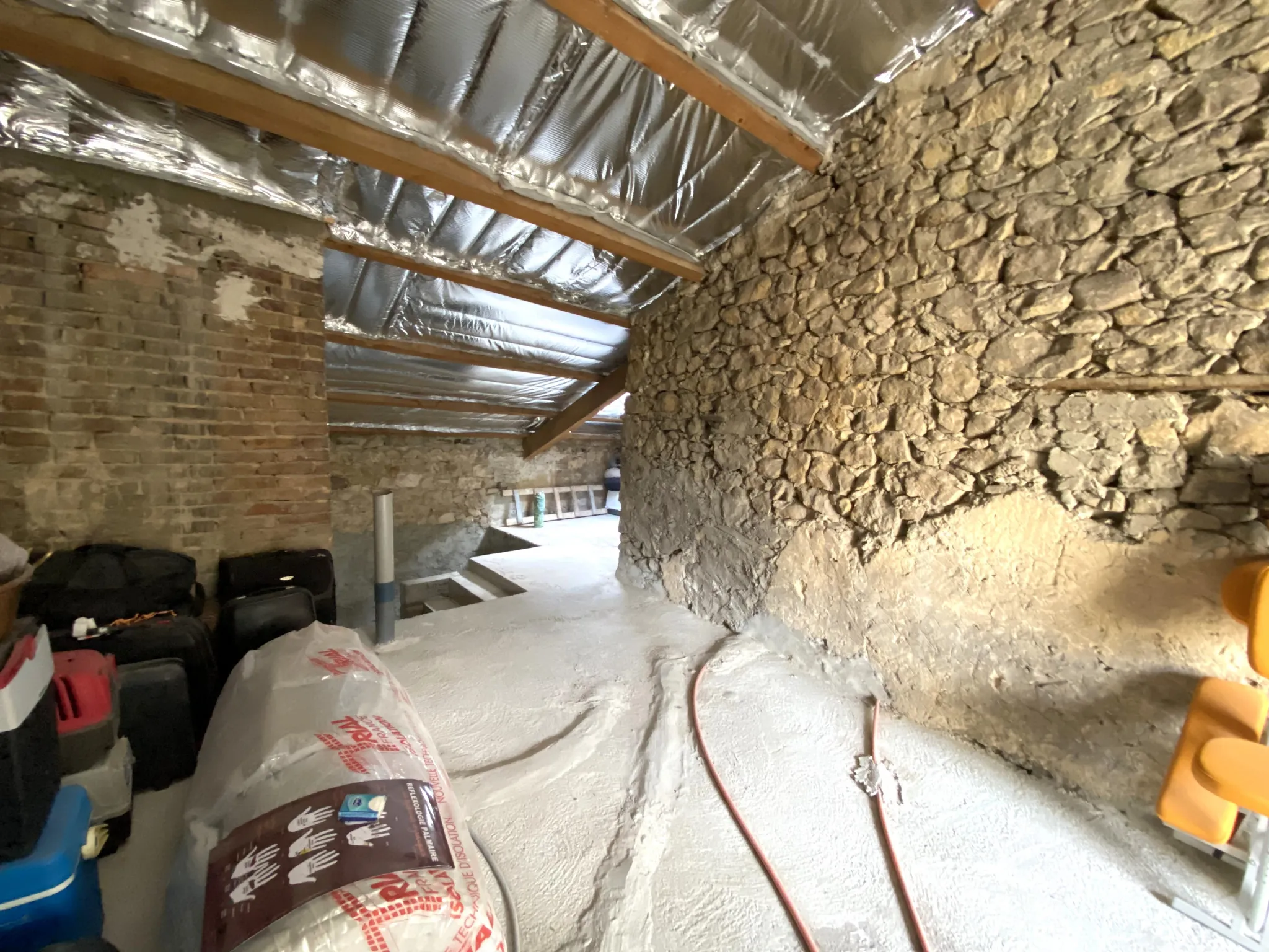 Maison de charme à Mondragon avec 3 chambres, garage, cave voutée, combles aménageables et cour 