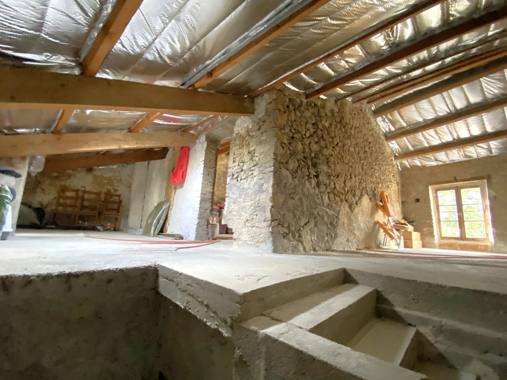 Maison de charme à Mondragon avec 3 chambres, garage, cave voutée, combles aménageables et cour 