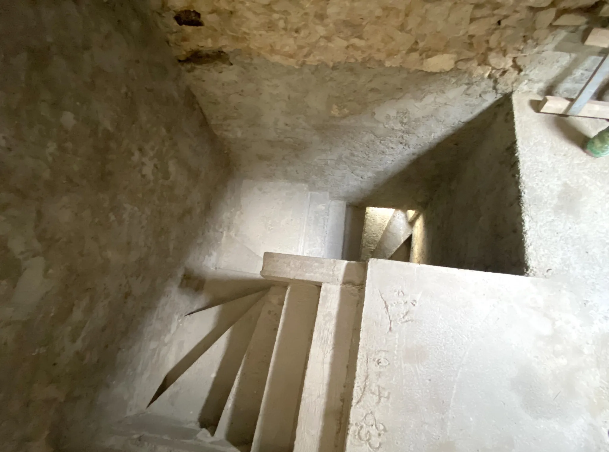 Maison de charme à Mondragon avec 3 chambres, garage, cave voutée, combles aménageables et cour 