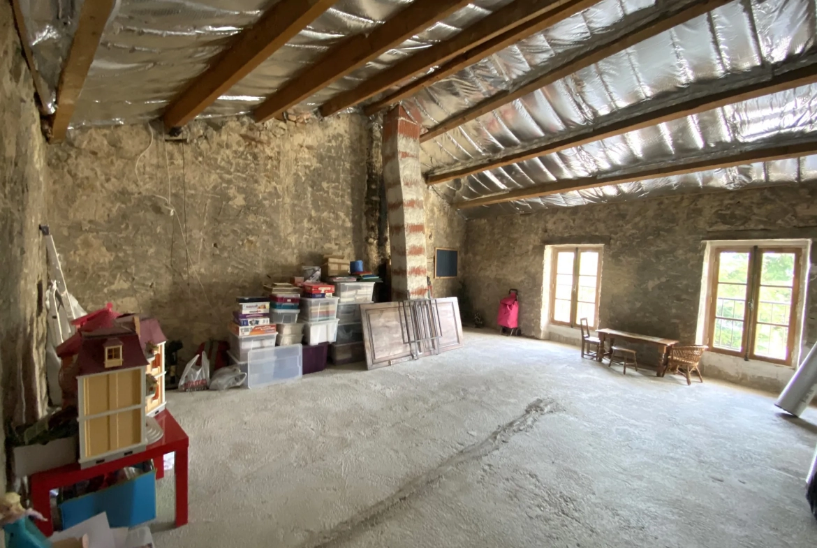 Maison de charme à Mondragon avec 3 chambres, garage, cave voutée, combles aménageables et cour 