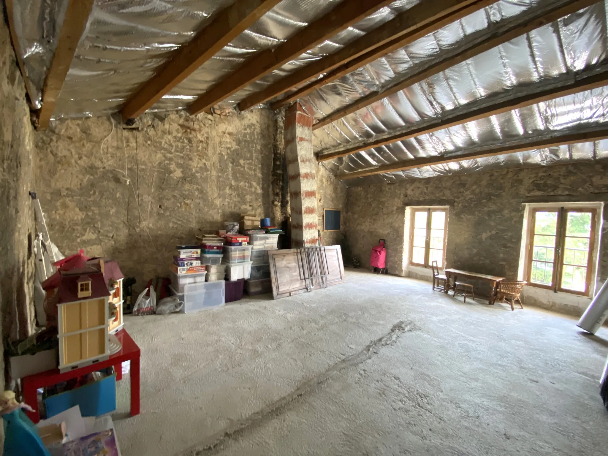 Maison de charme à Mondragon avec 3 chambres, garage, cave voutée, combles aménageables et cour 