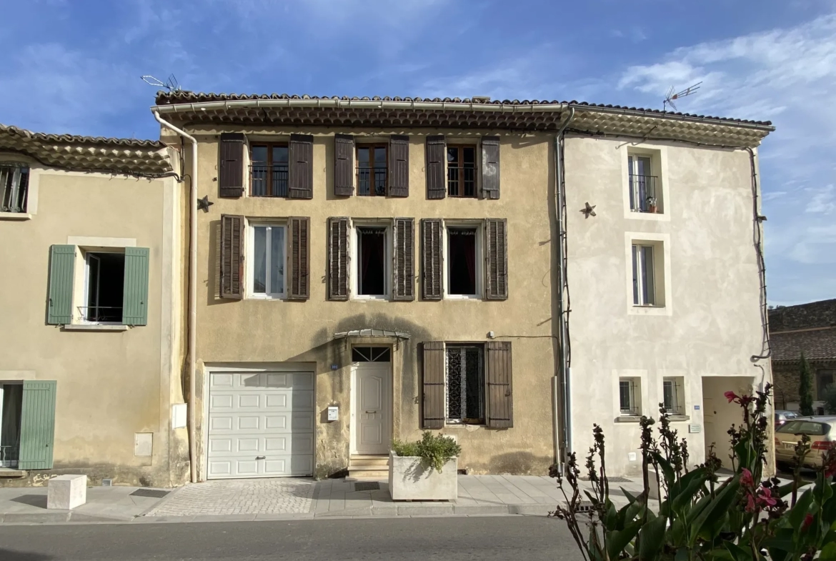 Maison de charme à Mondragon avec 3 chambres, garage, cave voutée, combles aménageables et cour 