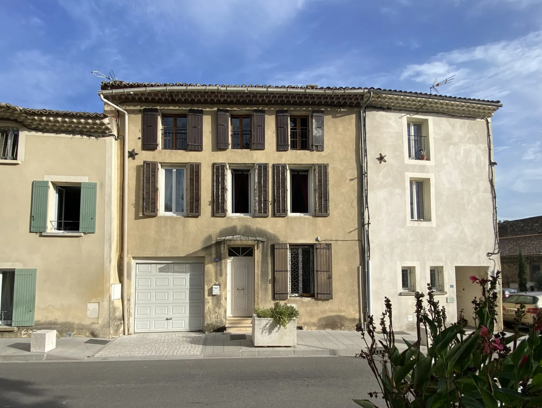 Maison de charme à Mondragon avec 3 chambres, garage, cave voutée, combles aménageables et cour 