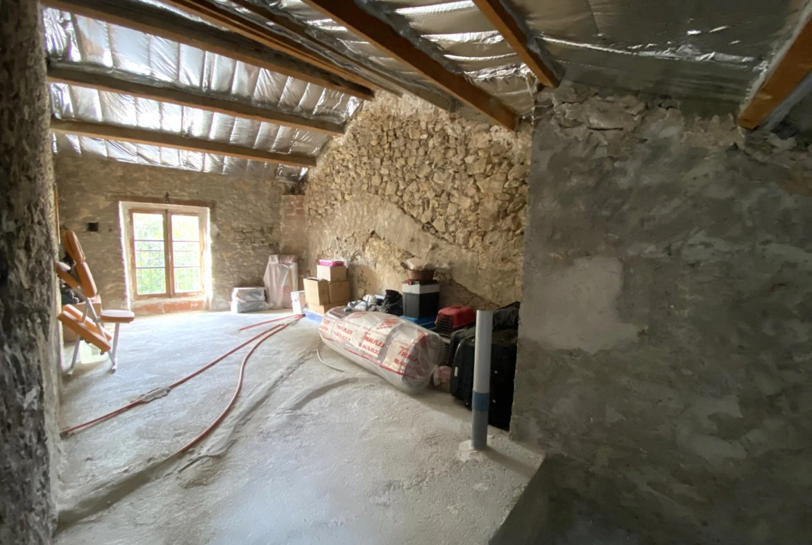 Maison de charme à Mondragon avec 3 chambres, garage, cave voutée, combles aménageables et cour 