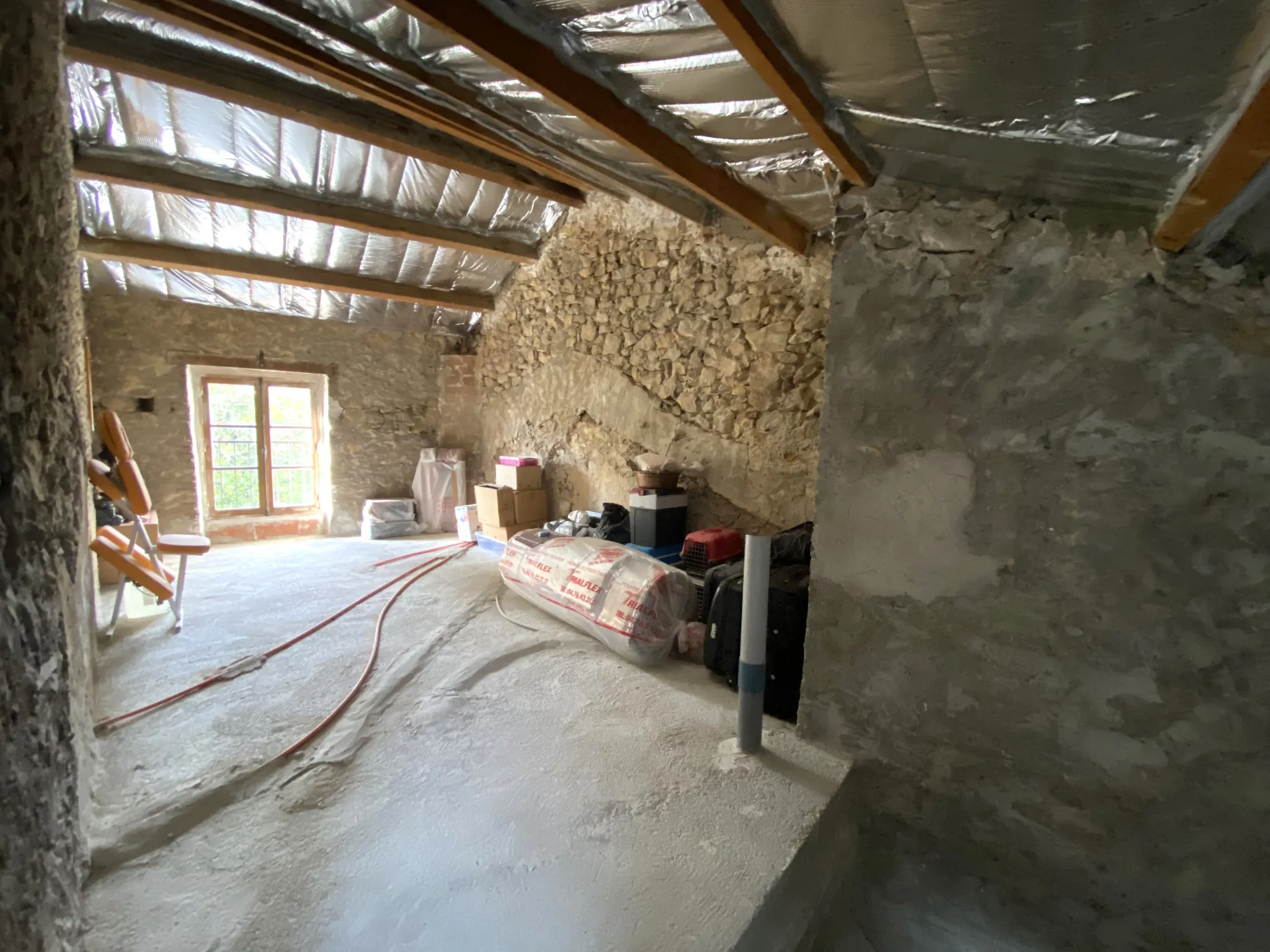 Maison de charme à Mondragon avec 3 chambres, garage, cave voutée, combles aménageables et cour 