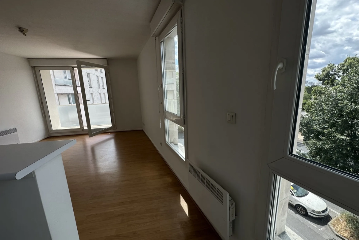 Créteil - Bel appartement deux pièces avec balcon et parking 