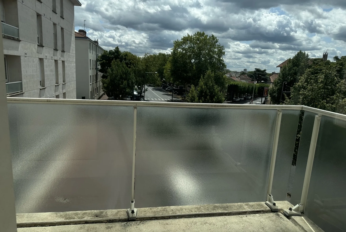 Créteil - Bel appartement deux pièces avec balcon et parking 