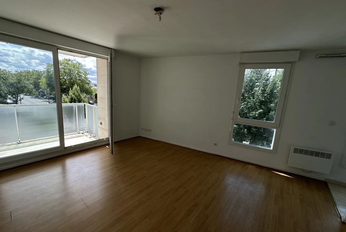 Créteil - Bel appartement deux pièces avec balcon et parking 