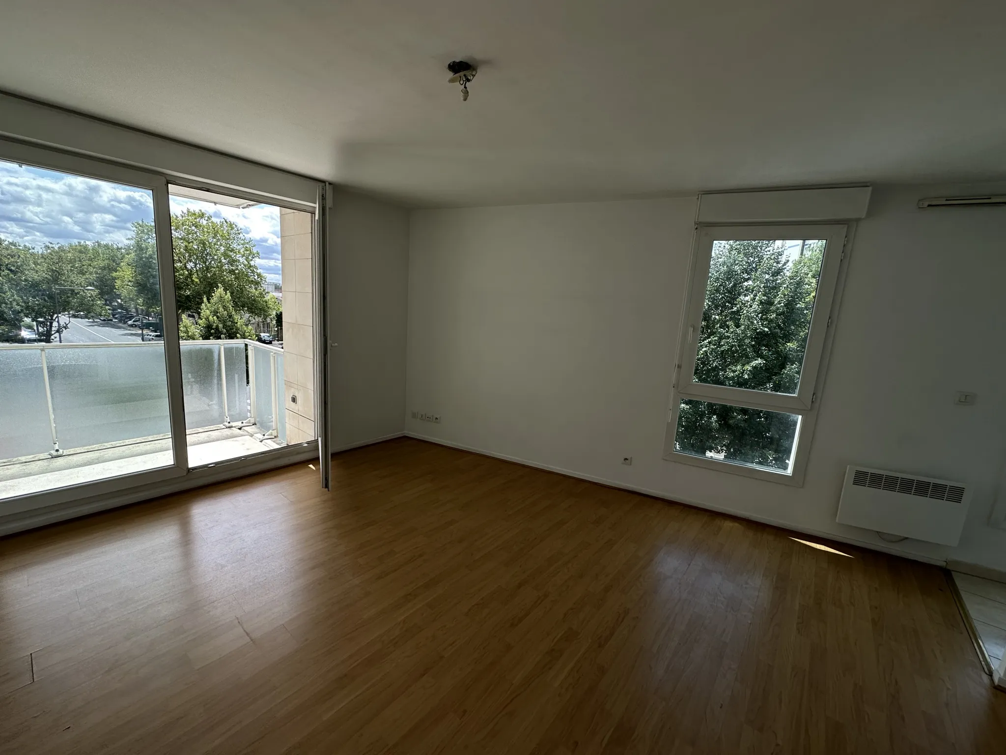 Créteil - Bel appartement deux pièces avec balcon et parking 