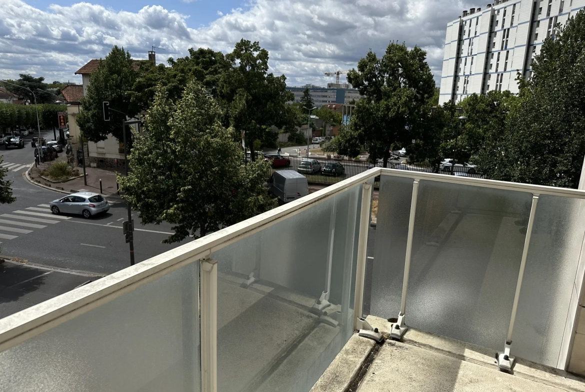 Créteil - Bel appartement deux pièces avec balcon et parking 