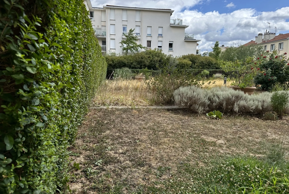 Créteil - Bel appartement deux pièces avec balcon et parking 