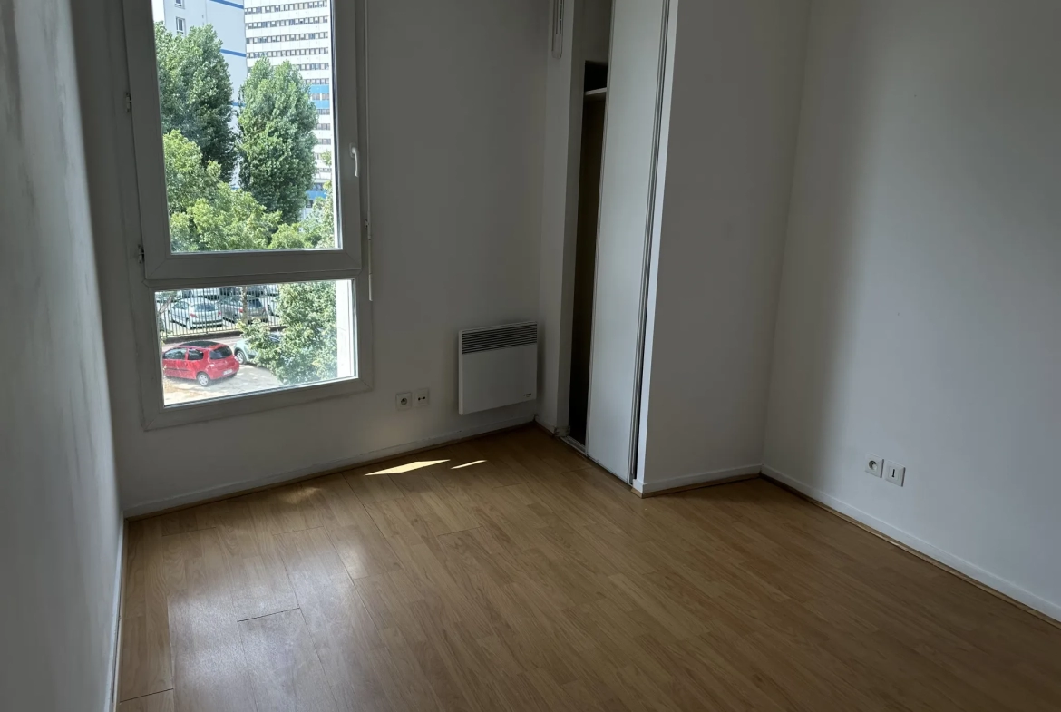 Créteil - Bel appartement deux pièces avec balcon et parking 