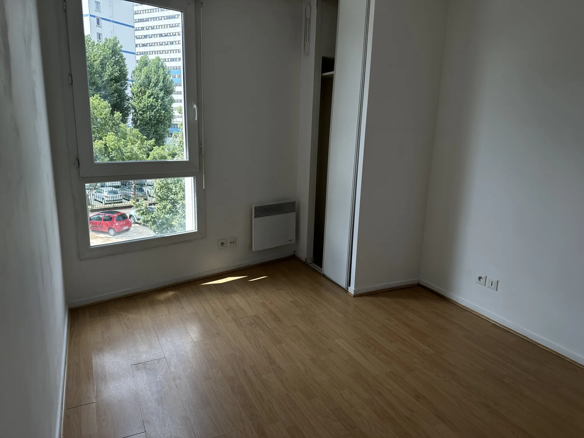 Créteil - Bel appartement deux pièces avec balcon et parking 