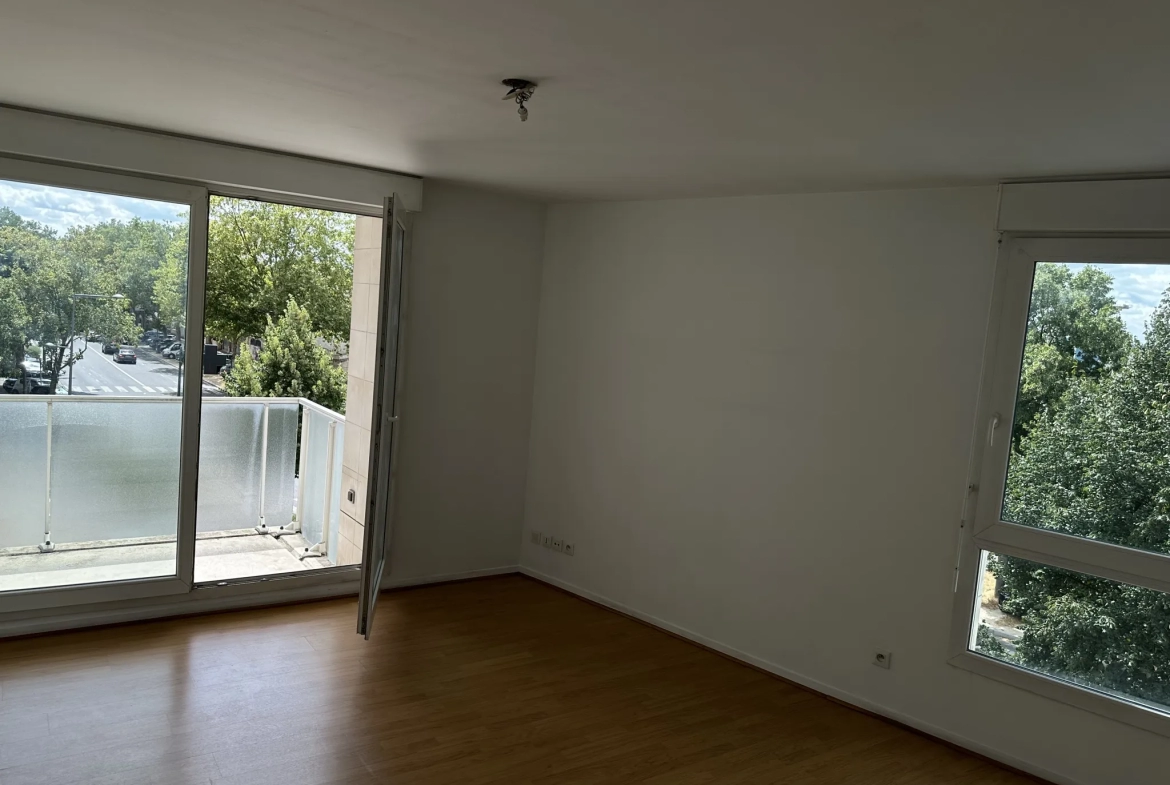 Créteil - Bel appartement deux pièces avec balcon et parking 