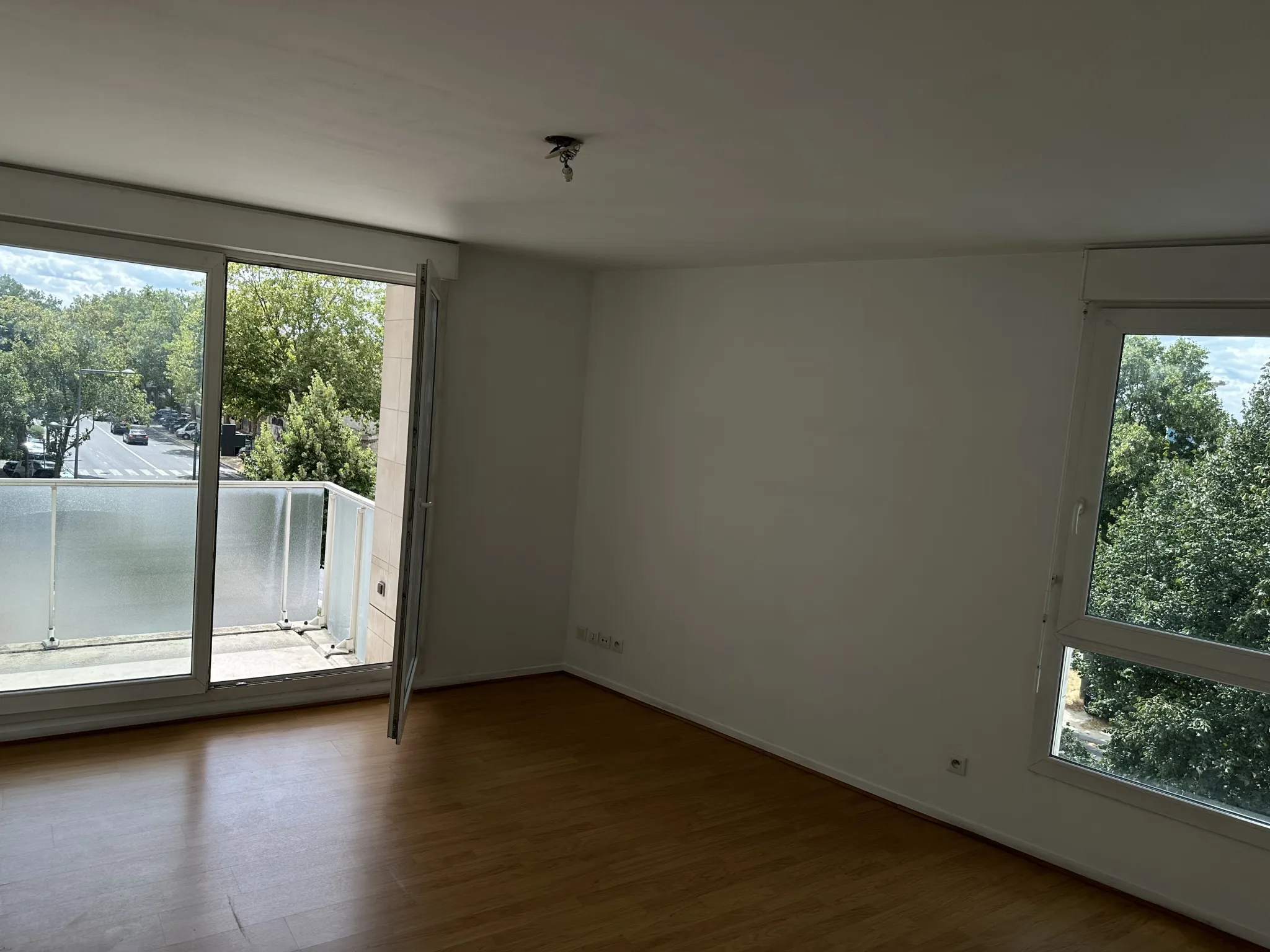 Créteil - Bel appartement deux pièces avec balcon et parking 