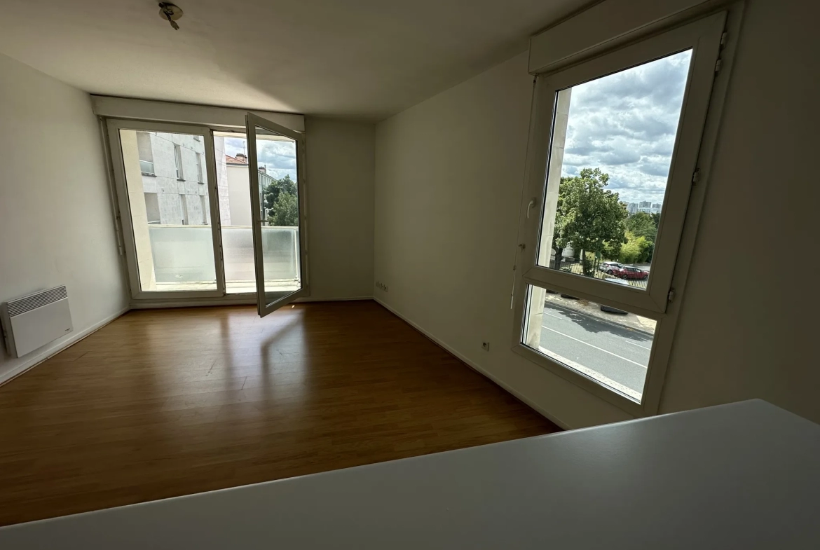 Créteil - Bel appartement deux pièces avec balcon et parking 