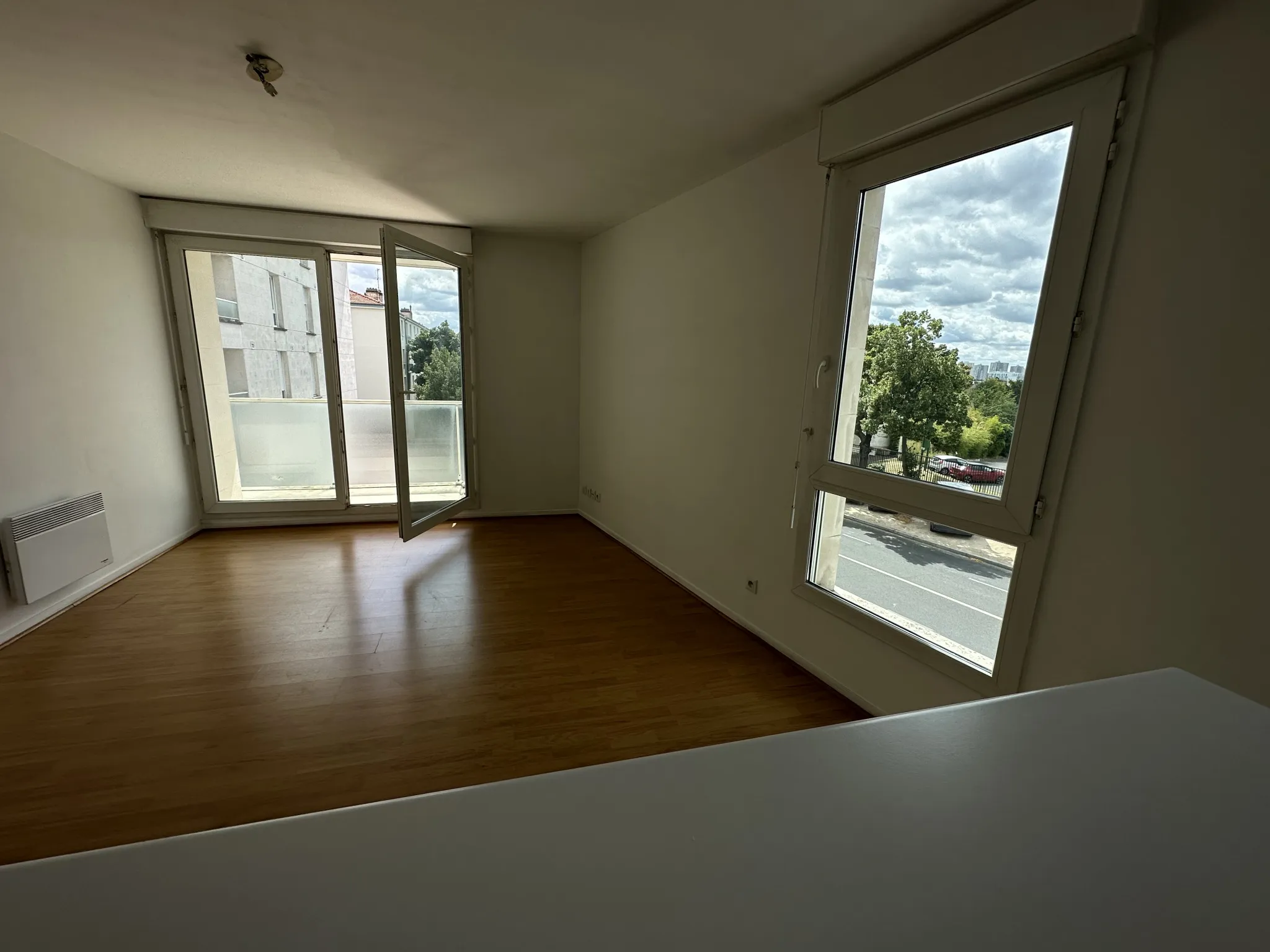 Créteil - Bel appartement deux pièces avec balcon et parking 