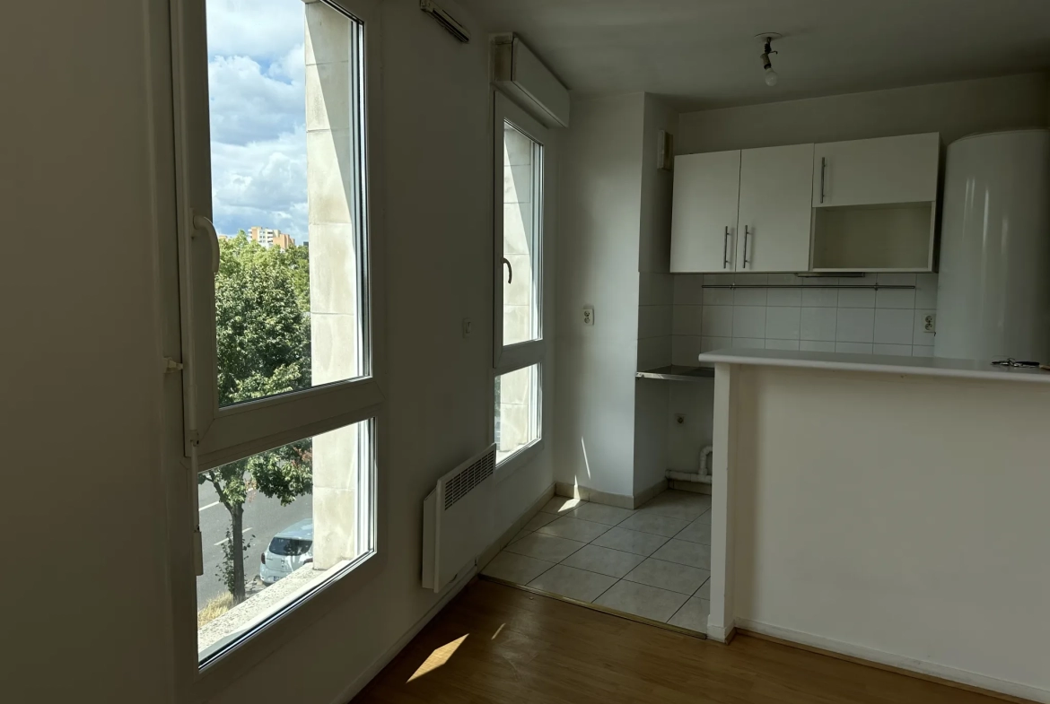 Créteil - Bel appartement deux pièces avec balcon et parking 