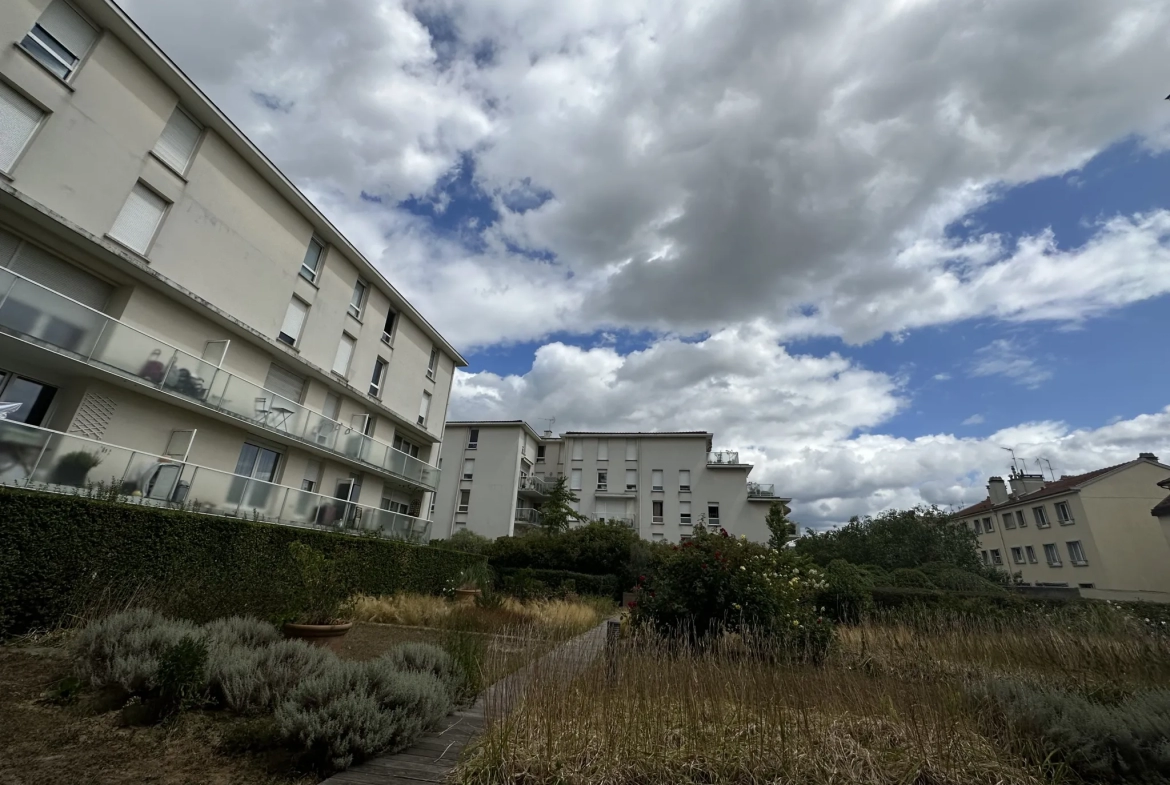 Créteil - Bel appartement deux pièces avec balcon et parking 