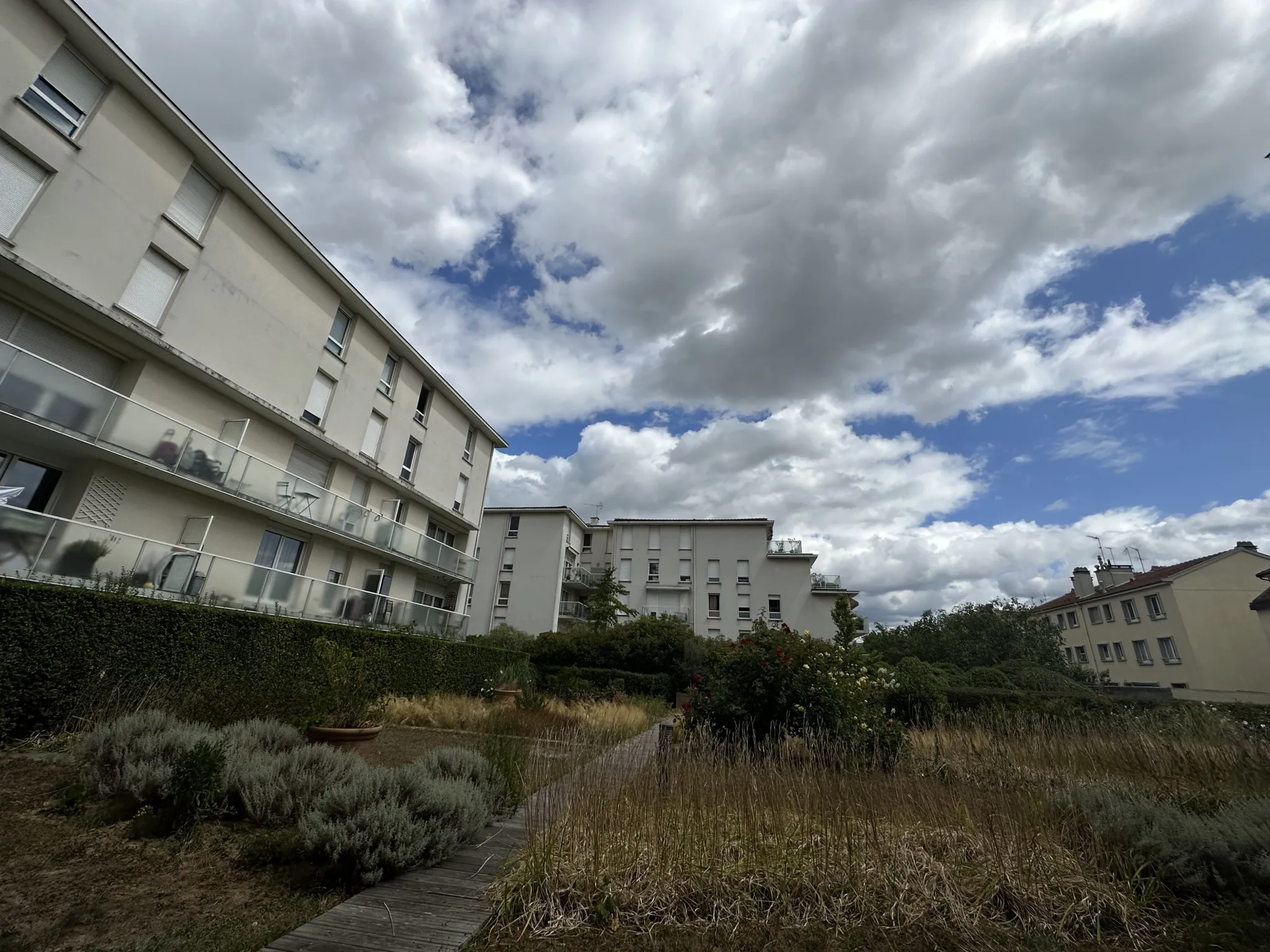 Créteil - Bel appartement deux pièces avec balcon et parking 