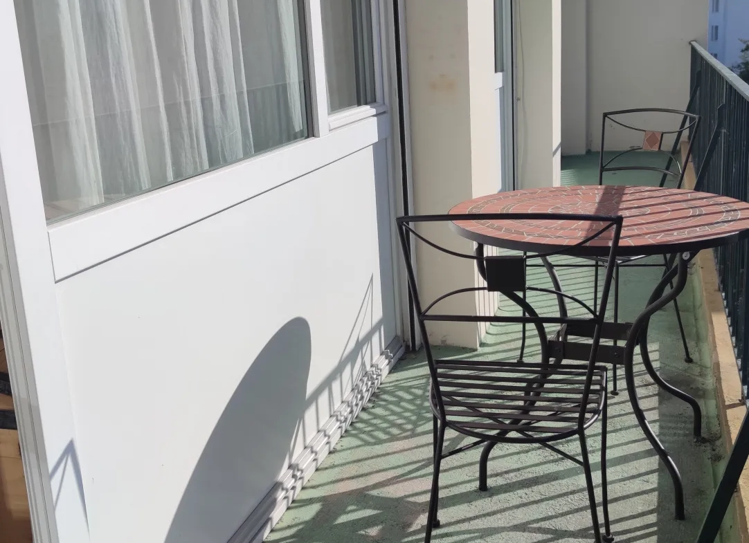 Appartement Lumineux avec Grand Balcon et Parking Privé à Caen 