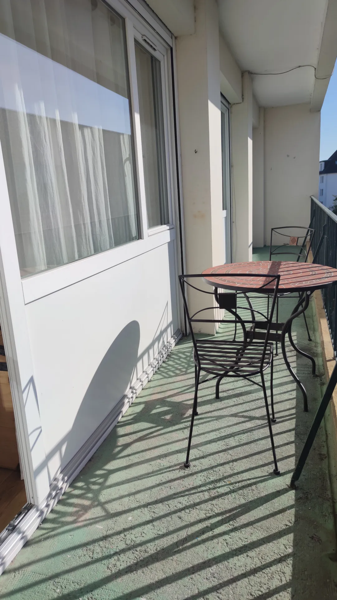 Appartement Lumineux avec Grand Balcon et Parking Privé à Caen 