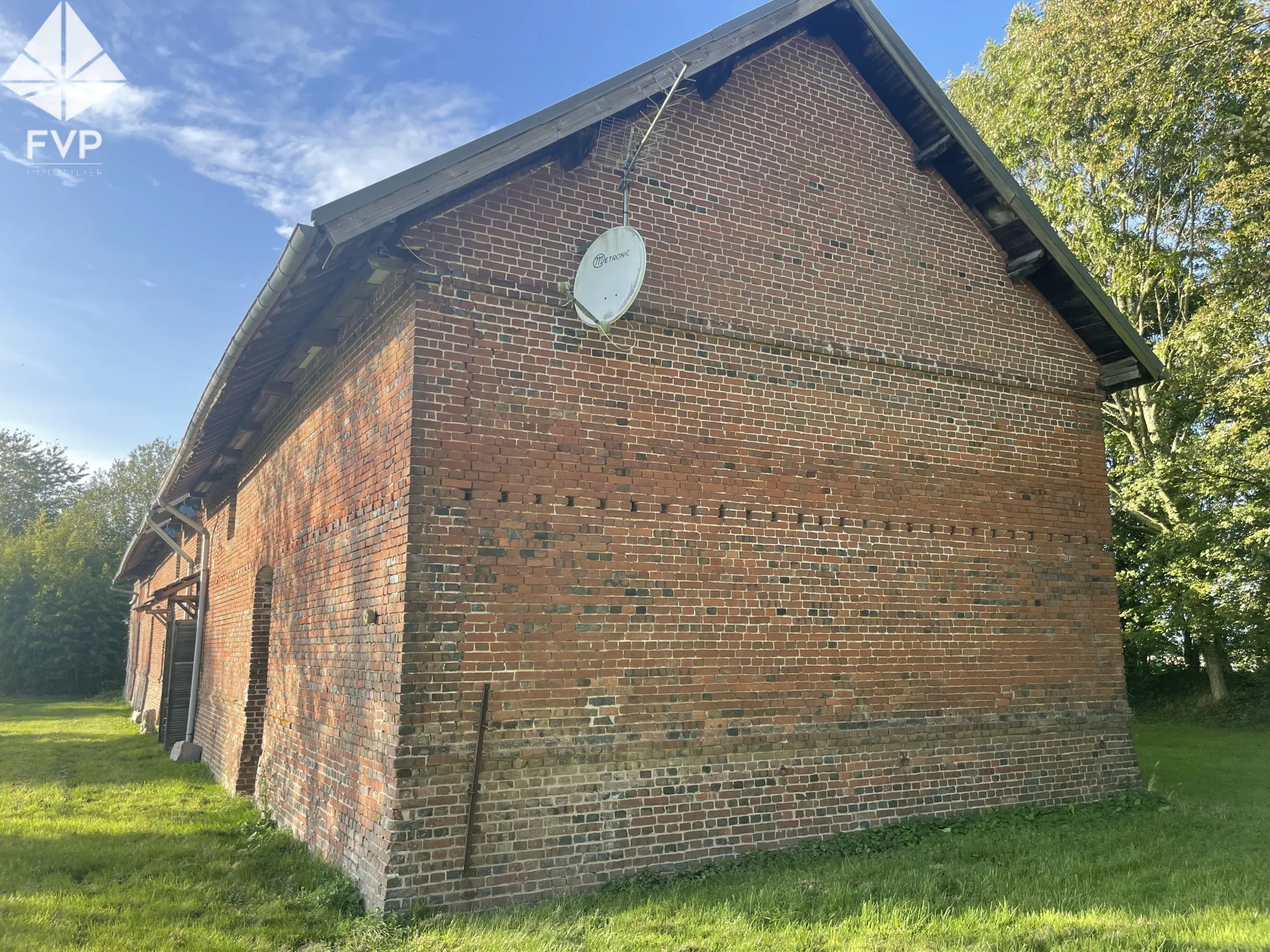 Bâtisse de 295m2 au sol sur 1ha7 