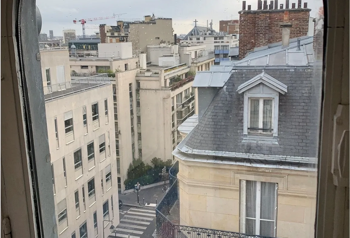 Studette au dernier étage avec vue dégagée sur le Panthéon à vendre à Paris 75005 