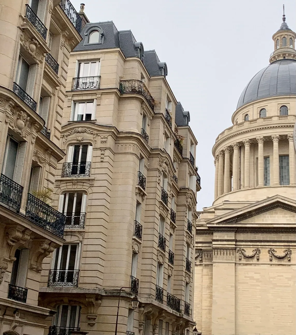 Studette au dernier étage avec vue dégagée sur le Panthéon à vendre à Paris 75005 