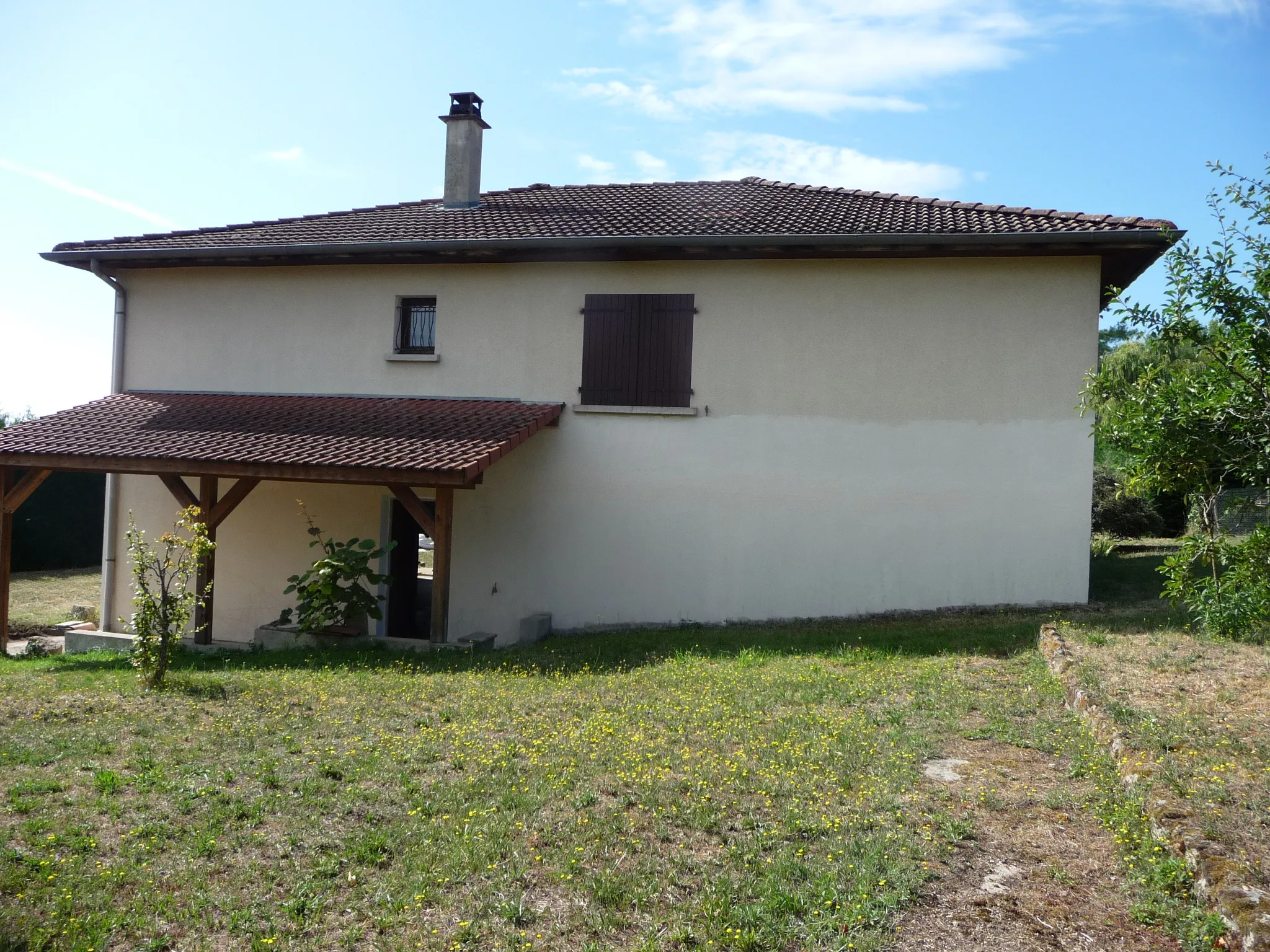 Maison années 80 avec balcon et terrasse à Ecotay L'Olme 